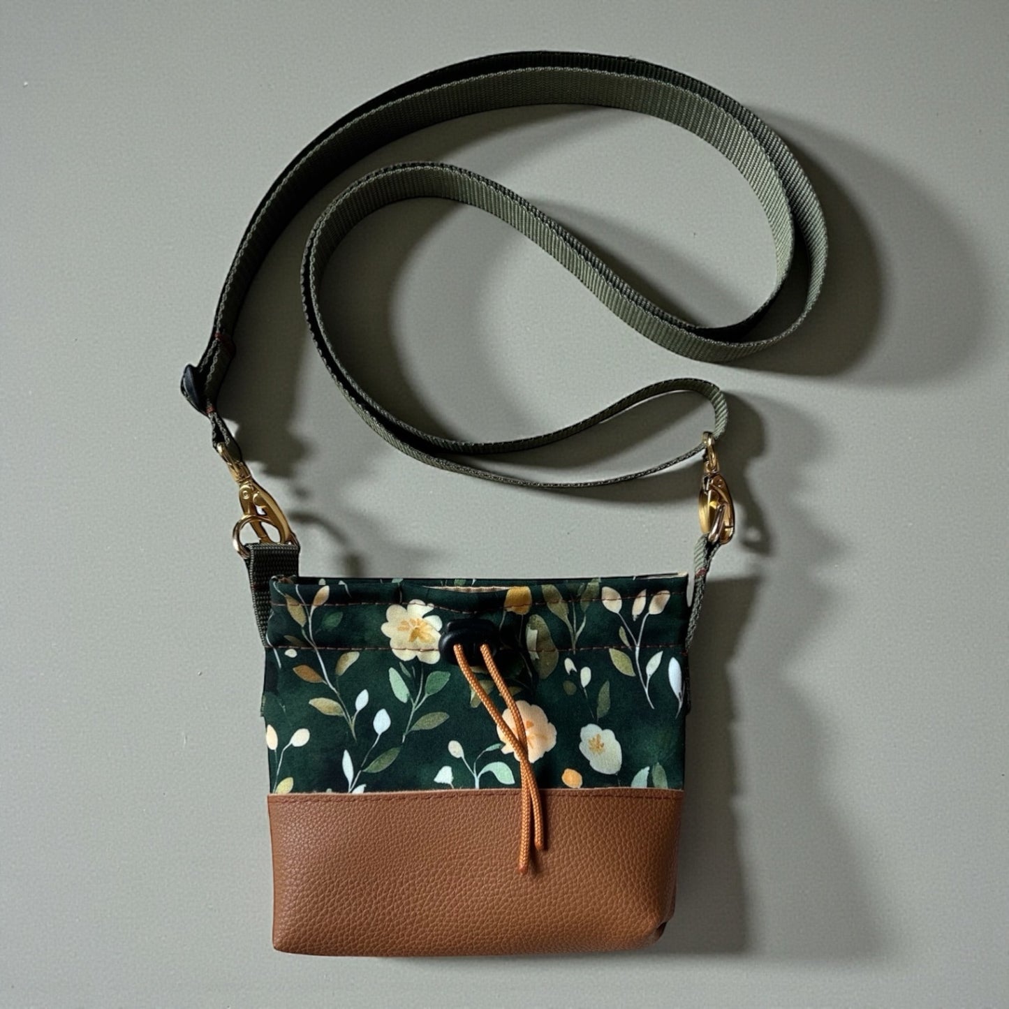 Leckerli-Tasche Softshell mit Blumenmuster – Cognac