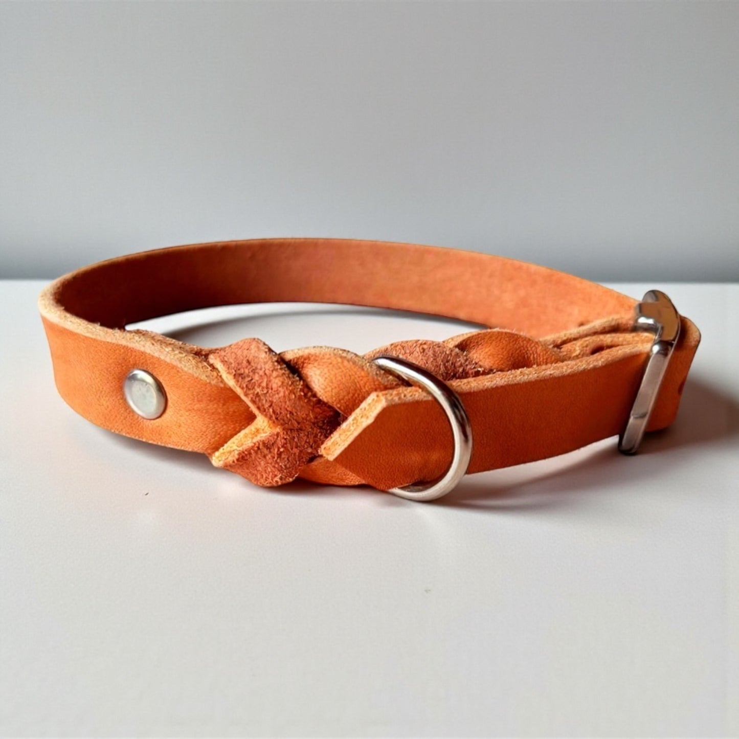 Halsband aus Fettleder zart geflochten