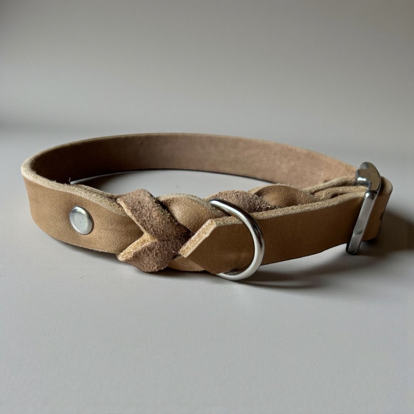 Halsband aus Fettleder zart geflochten