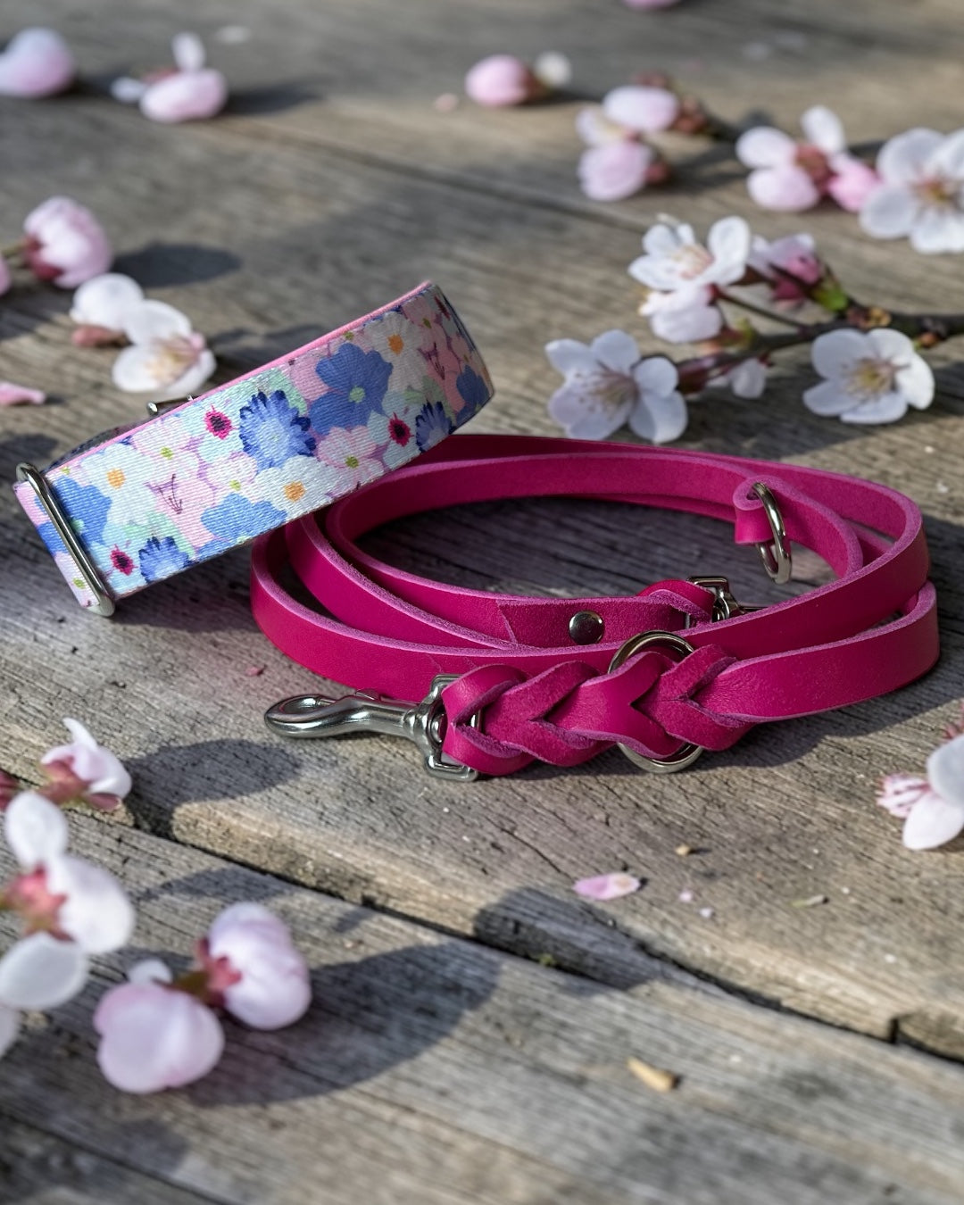 Hundehalsband Set mit Leine gepolstert verstellbar Blumen Design Fettleder Pink