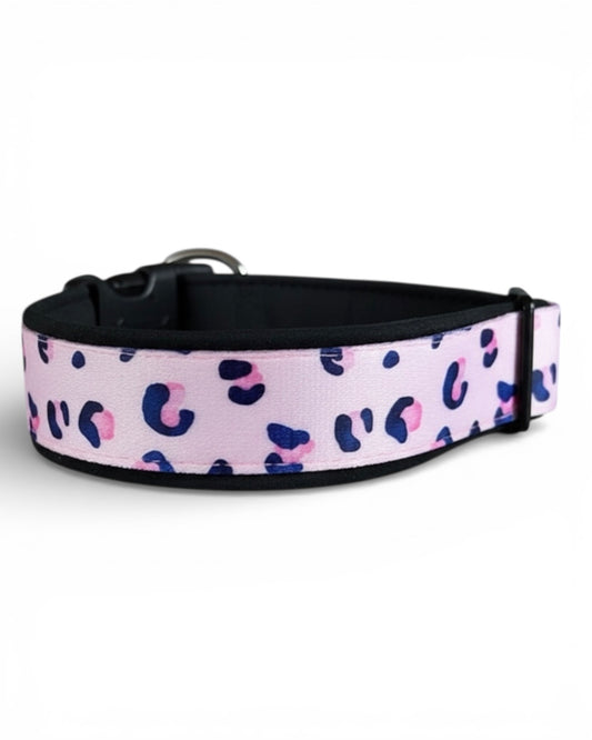 Halsband im Leo-Design